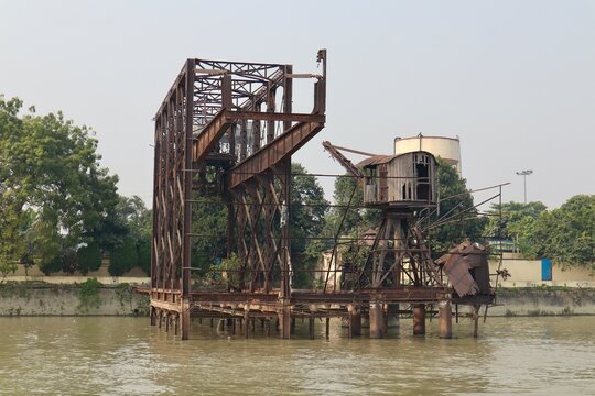 インド　コルカタ　フーグリー川の波止場
