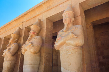 Obraz premium The mortuary temple of Quinn Hatshepsut located opposite the city of Luxor, Egypt.