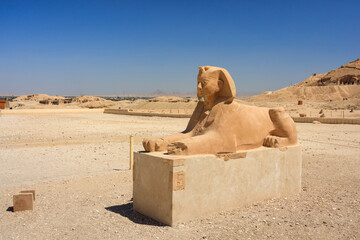 Obraz premium The mortuary temple of Quinn Hatshepsut located opposite the city of Luxor, Egypt.
