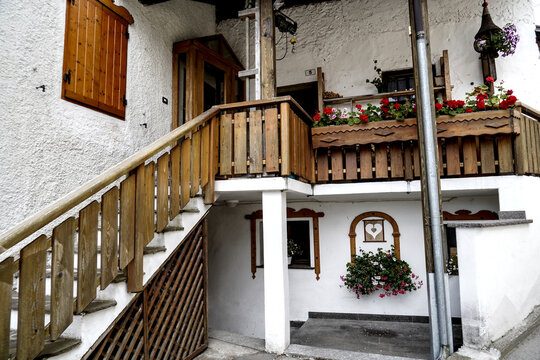 architettura e dettagli caratteristici delle abitazioni tradizionali del Trentino nella zona delle Pale di san Martino. Trento, Trentino Alto Adige, Italia