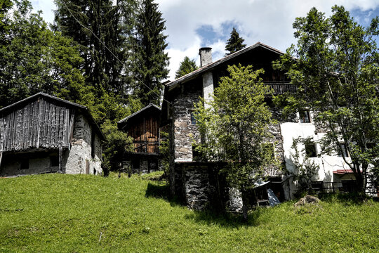 architettura e dettagli caratteristici delle abitazioni tradizionali del Trentino nella zona delle Pale di san Martino. Trento, Trentino Alto Adige, Italia