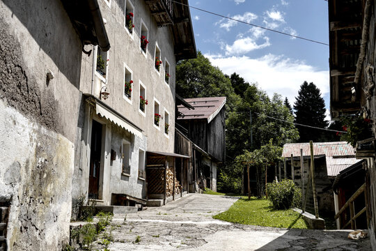 architettura e dettagli caratteristici delle abitazioni tradizionali del Trentino nella zona delle Pale di san Martino. Trento, Trentino Alto Adige, Italia
