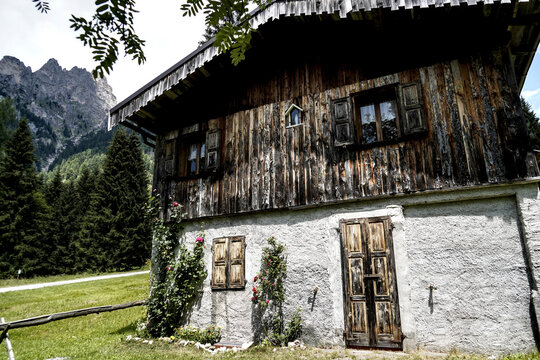 architettura e dettagli caratteristici delle abitazioni tradizionali del Trentino nella zona delle Pale di san Martino. Trento, Trentino Alto Adige, Italia