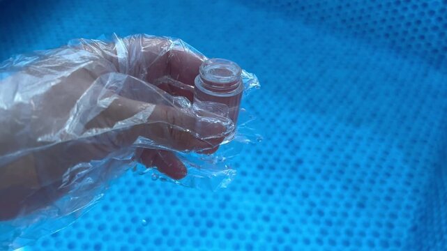 プールの残量塩素測定をする女性の手元
