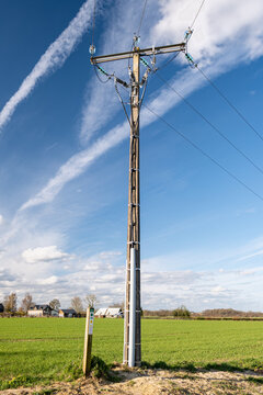 Pylone &eacute;lectrique en b&eacute;ton Edf de ligne moyenne tension en bord de champ