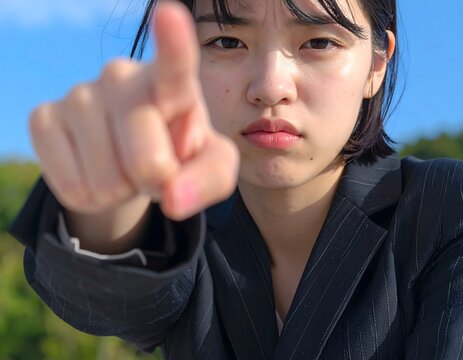 犯人はお前だ、と告発する女性