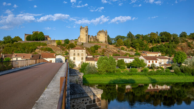 Paysage pittoresque des bords de la rivi&egrave;re Vienne dans le d&eacute;partement de La Charente autour du village de Saint Germain de Confolens
