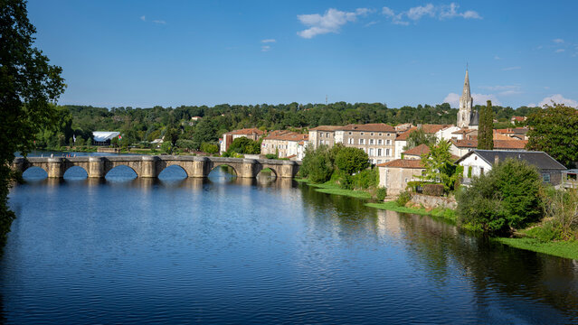 Paysage pittoresque des bords de la rivi&egrave;re Vienne autour du village de Confolens dans le d&eacute;partement de La Charente