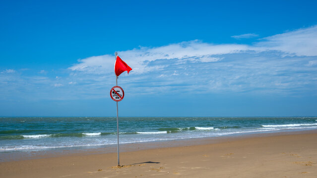 Plage de la pointe Espagnole en Charente Maritime avec un drapeau rouge d'interdiction de baignade pour raison de danger