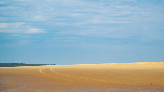 Paysage marin de la plage de sable de la pointe Espagnole autour du village de Ronce-les-Bains &agrave; mar&eacute;e basse