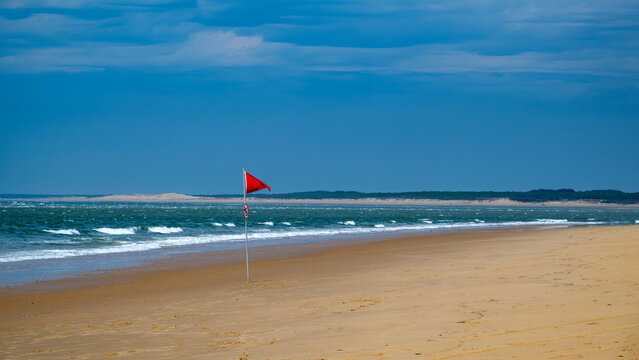Plage de la pointe Espagnole en Charente Maritime avec un drapeau rouge d'interdiction de baignade pour raison de danger