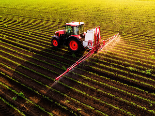 Obraz premium Tractor spraying soybean field aerial view agriculture