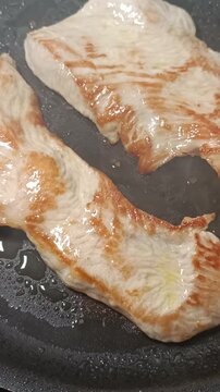 escalope de veau en cuisson dans une po&ecirc;le