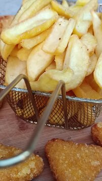 nuggets de poulet, oignons rings et frites en gros plan