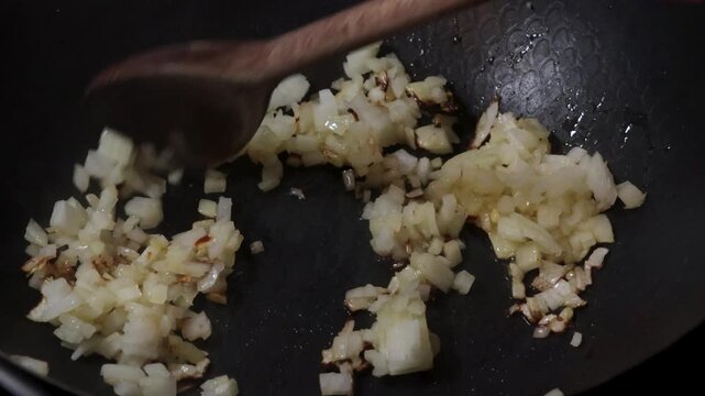 oignons en cuisson dans une po&ecirc;le