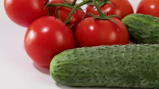 Concombres et tomates fra&icirc;ches isol&eacute;s sur un fond blanc	