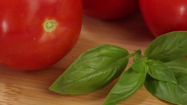 Basilic frais sur des tomates m&ucirc;res en gros plan