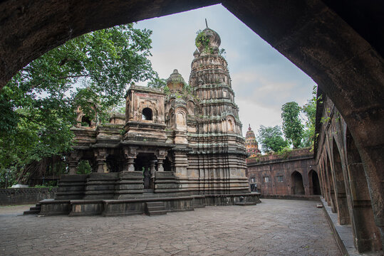 Sangam Mahuli, Sri Kashi Vishweshwar Temple, Dakshin Kashi, Maratha and Hemadpanthi architecture, Set at the confluence of the Krishna and Venna rivers, 18th century temple, Satara, Maharashtra, India