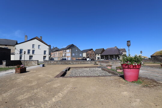 Parc public sur l'avenue Achille Maire, ville de Rocroi ou Rocroy, d&eacute;partement des Ardennes, France