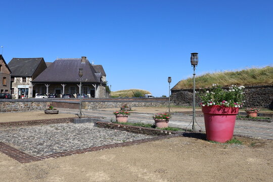 Parc public sur l'avenue Achille Maire, ville de Rocroi ou Rocroy, d&eacute;partement des Ardennes, France