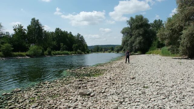 Trockenheit im Sommer, teilweise ausgetrocknetes Flussbett bei tiefem Wasserstand in der D&uuml;rreperiode im Sommer 2026 in der Schweiz, Fluss Limmat in Unterengstringen