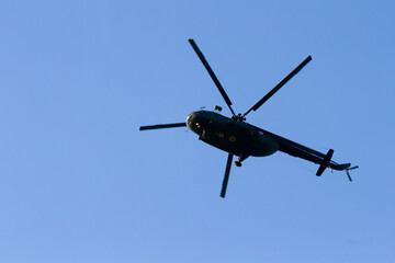 Polski wojskowy smigłowiec medyczny przelatujący tuż nad głowami na tle czystego, błękitnego nieba   Polish military medical helicopter flying overhead against clear blue sky © Adrian White