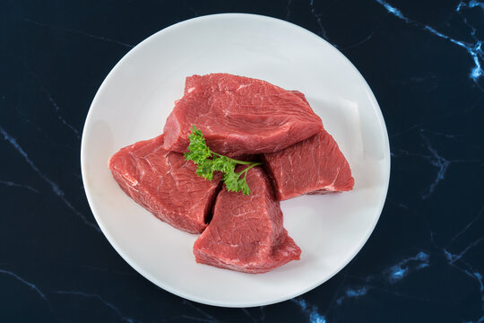 morceaux de rumsteck de boeuf cru sur assiette