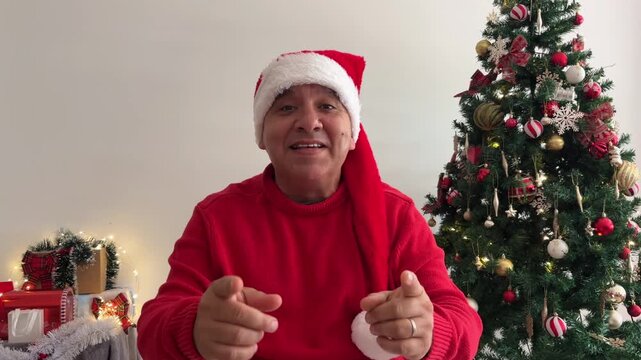 C&aacute;mara lenta de hombre diciendo Merry Christmas