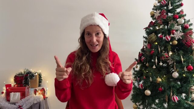 C&aacute;mara lenta de mujer diciendo Merry Christmas