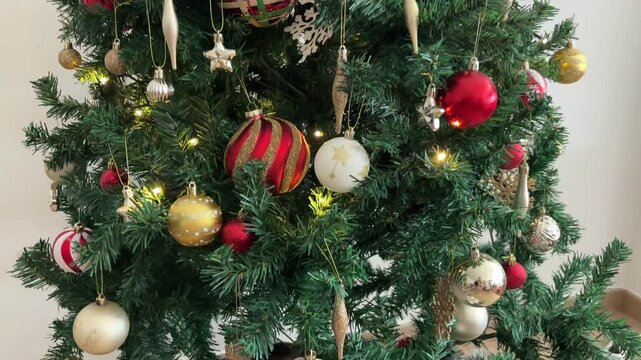 Tilt up de &aacute;rbol de Navidad con luces y adornos