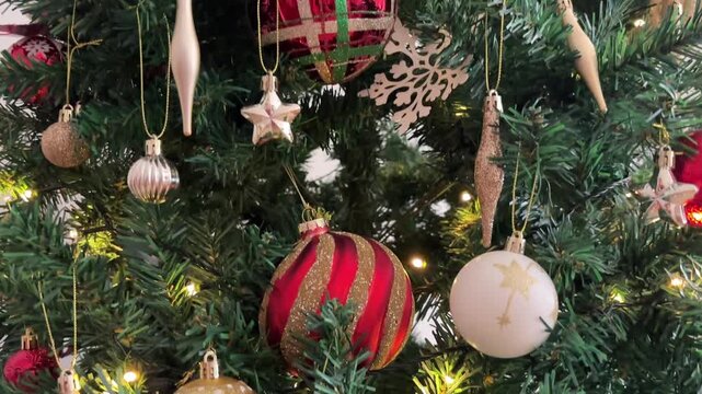 Primer plano de adornos del &aacute;rbol de Navidad