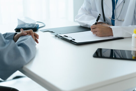 physician discusses health concerns with a patient in a medical consultation