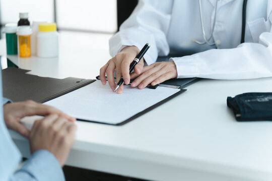 physician discusses health concerns with a patient in a medical consultation