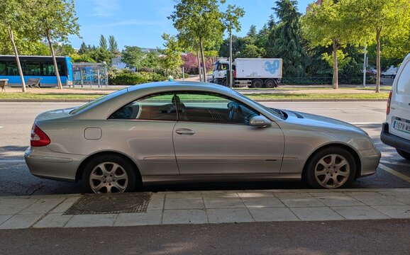 Vista lateral de un autom&oacute;vil gran turismo de lujo Mercedes-Benz CLK aparcado en una calle de Madrid, Espa&ntilde;a, 22 de mayo de 2026