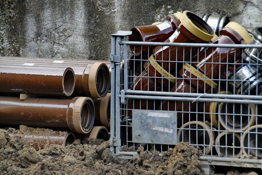 Kanalrohre auf einer Baustelle
