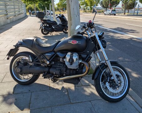Vista lateral de moto custom cruiser Moto Guzzi Belallio estacionada en Madrid, Espa&ntilde;a, 22 de mayo de 2026