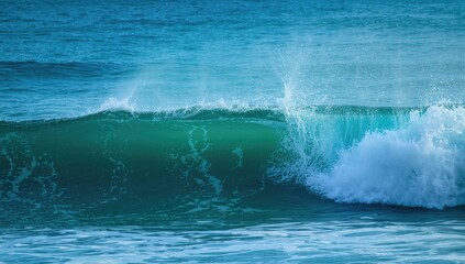 Naklejka premium Rolling Ocean Wave Crashing Against Shore with Turquoise Water