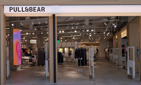 Entrada de una tienda Pull & Bear con ropa colocada en percheros. Madrid, Espa&ntilde;a, 22 de mayo de 2026