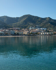 Fototapeta premium View of the picturesque Italian coastal town of Cefalu in Sicily, with its colorful buildings nestled against a dramatic rocky promontory