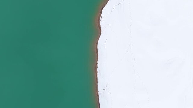 Luftaufnahme eines alpinen Winterparadieses