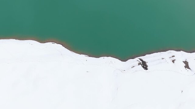 Kinematischer Drohnenflug durch die winterlichen Alpen