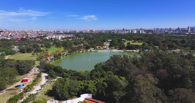 4K aerial drone footage of Parque Ecol&oacute;gico do Tiet&ecirc; in S&atilde;o Paulo, Brazil, featuring the lake, urban forest and green recreation areas.