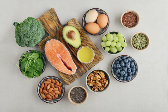  Nutrient rich foods with omega 3, antioxidants and vitamins supporting memory, focus and cognitive health