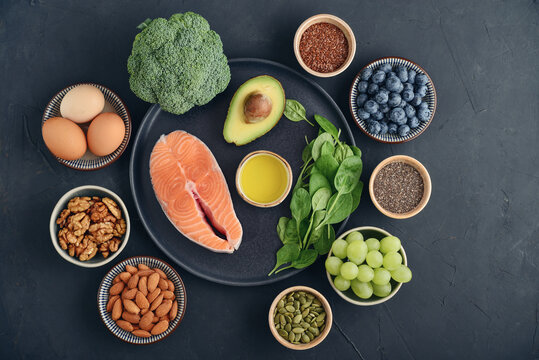 Nutrient rich foods with omega 3, antioxidants and vitamins supporting memory, focus and cognitive health.