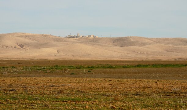 Paisaje des&eacute;rtico y colinas al sur de Amm&aacute;n, Jordania, Oriente Medio