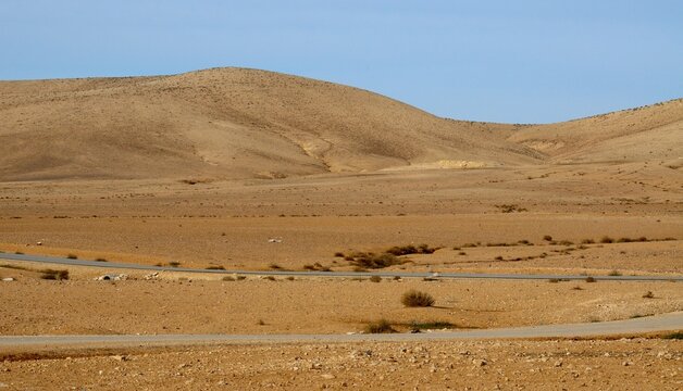 Paisaje des&eacute;rtico y desolado al sur de Amm&aacute;n, Jordania, Oriente Medio