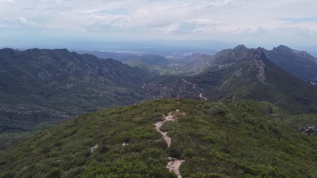 Plano a&eacute;reo hecho con un dron de un sendero en la cima de una monta&ntilde;a 