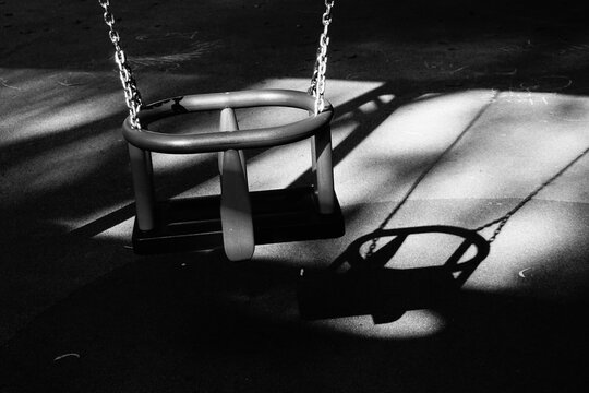 Photo monochrome horizontale.de balan&ccedil;oire dans un parc public 