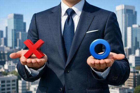 ビジネスマンがXとOを両手に持ち正しい判断を示す