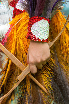 Detalhe do traje dos Caboclinhos, com penas naturais, lantejoulas e arco de madeira, simbolizando uma das mais tradicionais manifesta&ccedil;&otilde;es culturais do carnaval pernambucano.